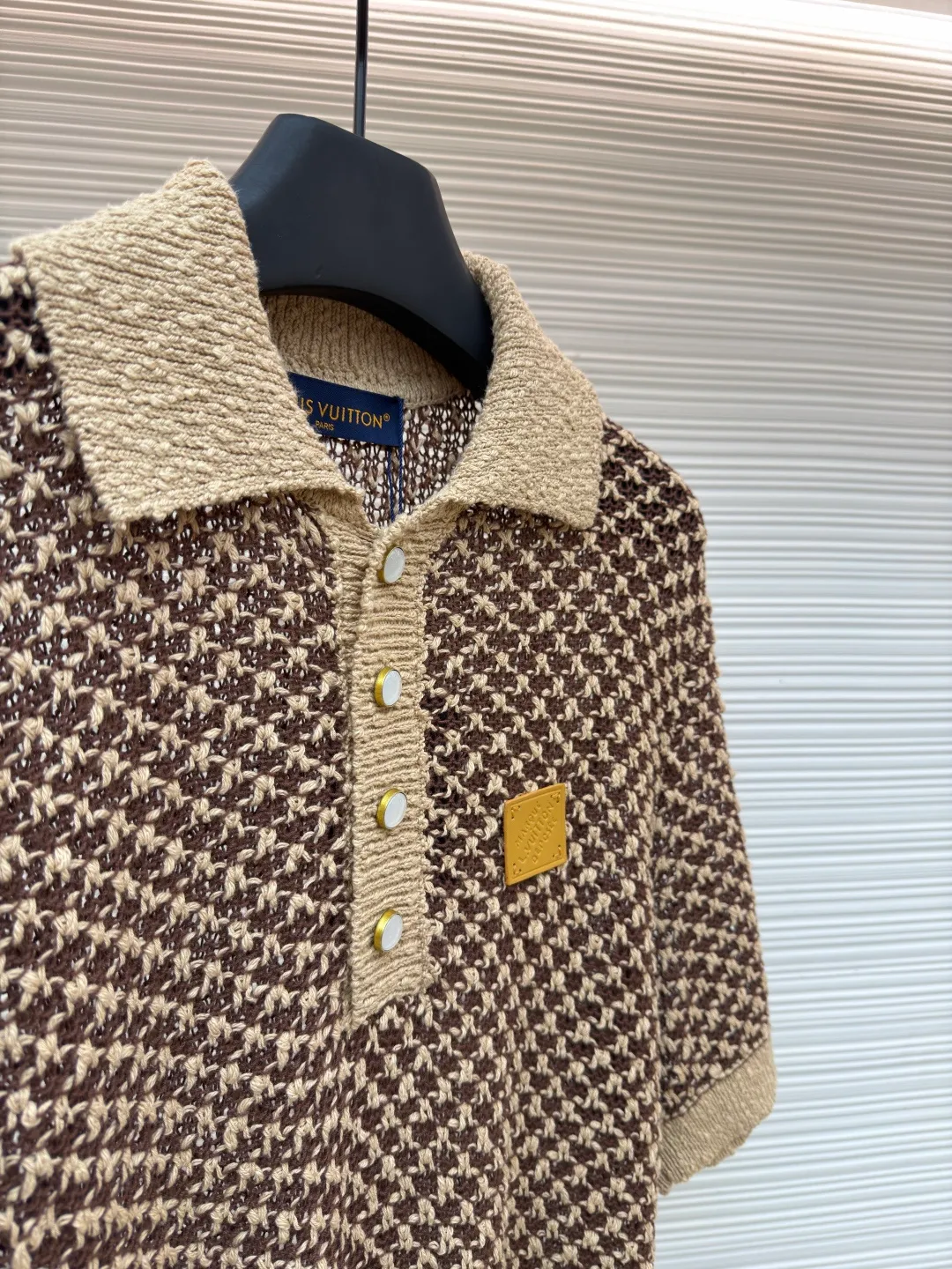 LOUIS VUITTON short-sleeved knitted mesh Polo shirt ●Original version: Purchased and developed for 17999 ●Item number: 1682531-B20 ●Fabric: cotton fabric ●Technology: knitted ●Color: brown ●Version: fitted version ●Weight: about 340 grams ●Size: S-M-L-XL ●Description: This LOUIS VUITTON houndstooth knitted Polo shirt is woven with high-quality wool blended gold and silver threads. It uses jacquard knitting technology to create a houndstooth texture. The pattern is three-dimensional and full of metallic luster. The fabric is both soft and skin-friendly and stiff, and is not easy to pill or snag. The neckline is a classic Polo lapel design, the custom-made mother-of-pearl buttons at the placket have a warm texture, and the brand metal logo on the body is hand-inlaid, which is strong and highlights the luxury quality. The cuffs and hem are ribbed in the same color, with moderate elasticity to fit the body shape. The overall cut is a loose silhouette, the shoulders are seamlessly spliced, the stitching is straight and fine, the customized accessories and three labels are complete, and the detailed craftsmanship shows the brand's ingenuity. It is suitable for various wear scenarios such as daily leisure and light business. The overall wiring is straight and delicate, the fabric is comfortable and soft, and the color is consistent without color difference. It can be matched with the same style to create a fashionable look and control various occasions. Customized accessories, complete with three standards, same style for men and women!